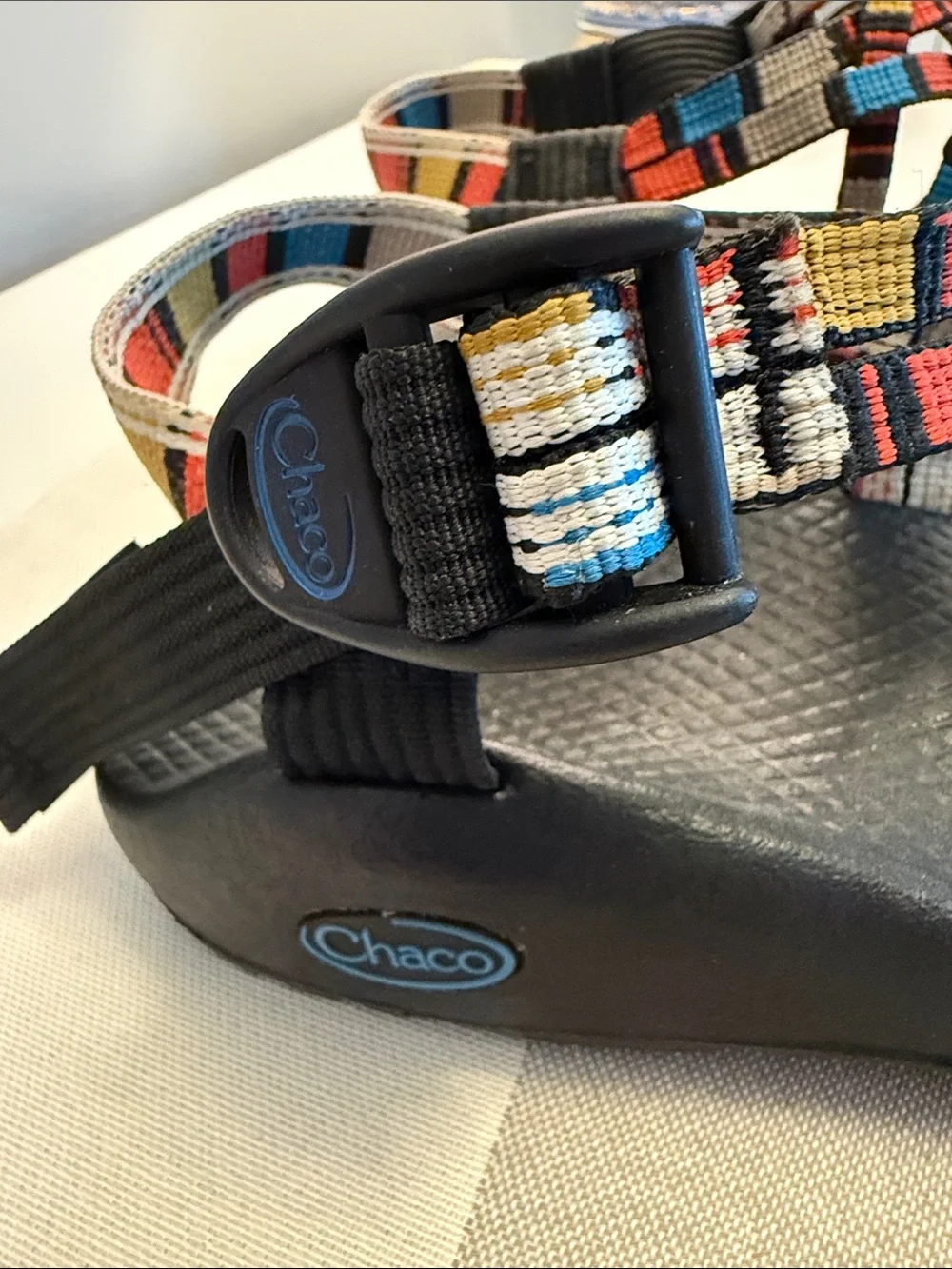 Chaco size 8 Women’s Strappy Outdoor Sandals in Black with Multicolor Webbing
